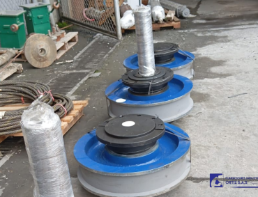 Las ruedas para puente grúa en acero 4340 son un componente muy específico y de alta resistencia, ideal para mostrar la capacidad de la empresa en trabajos de alta exigencia. Dado el material y la aplicación, esta foto debería ir en la página de Piezas en Acero. El acero 4340 es un acero aleado de alta resistencia, utilizado en componentes que soportan grandes cargas. Al ubicar la foto de estas ruedas en la página de Piezas en Acero, reforzarás el mensaje de que la empresa trabaja con materiales especializados para aplicaciones críticas, más allá del acero común.