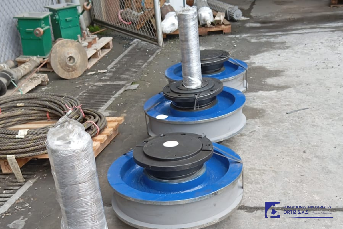 Las ruedas para puente grúa en acero 4340 son un componente muy específico y de alta resistencia, ideal para mostrar la capacidad de la empresa en trabajos de alta exigencia. Dado el material y la aplicación, esta foto debería ir en la página de Piezas en Acero. El acero 4340 es un acero aleado de alta resistencia, utilizado en componentes que soportan grandes cargas. Al ubicar la foto de estas ruedas en la página de Piezas en Acero, reforzarás el mensaje de que la empresa trabaja con materiales especializados para aplicaciones críticas, más allá del acero común.